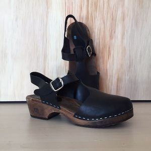 Lotta clogs - low wood in black on brown base